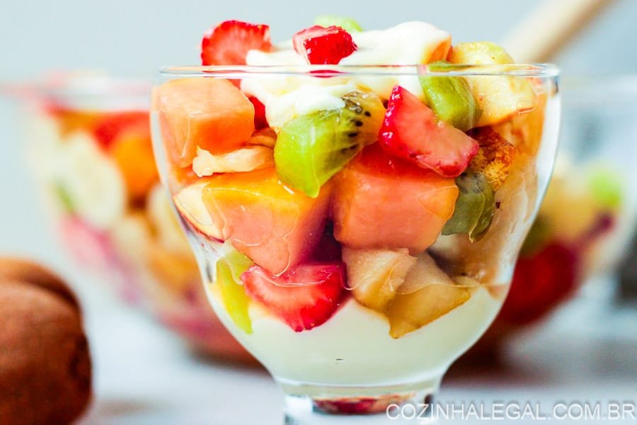 Essa é a salada de frutas mais fácil do mundo com creme de limão para dar aquele toque final a sua sobremesa.