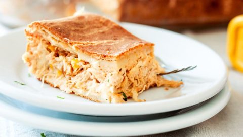 Essa torta de frango de liquidificador é a típica comida que cai sempre bem. Receita fácil e prática que fica pronta em menos de 1 hora.