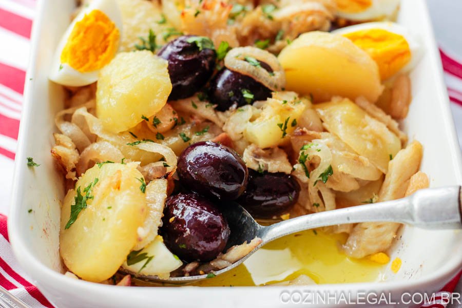 Esse delicioso bacalhau a Gomes de Sá é uma ótima opção para compor sua ceia de Natal com um prato saudável e fácil de fazer. Minha receita de bacalhoada é a mais fácil e prática que você vai encontrar. Veja aqui como preparar  essa bacalhoada ao forno, acompanhado com batatas, ovos e azeitonas...fica uma delícia.