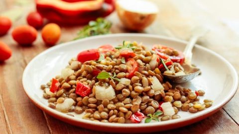 Aqui está uma receita rápida e prática de salada de lentilha. Essa salada é ótima para servir como acompanhamento para a ceia de ano novo.