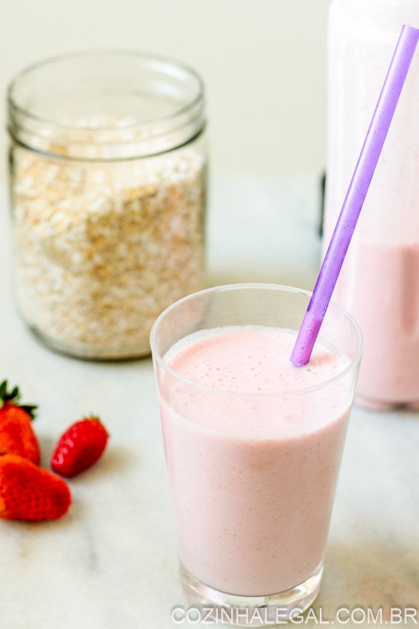 O verão chegou com tudo e aqui está a receita da melhor vitamina de morango dos últimos tempos. Super simples, rápida e muito prática, essa vitamina vai deixar você e a galerinha de casa com água na boca