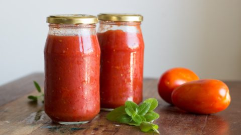 Essa receita de molho de tomate assado será uma opção maravilhosa para você que quer caprichar no espaguete do final de semana.