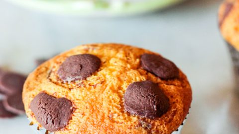 A receita de cupcake de cenoura dos seus SONHOS - fácil, saborosa, úmida e coberta com gotas de chocolate ao leite.