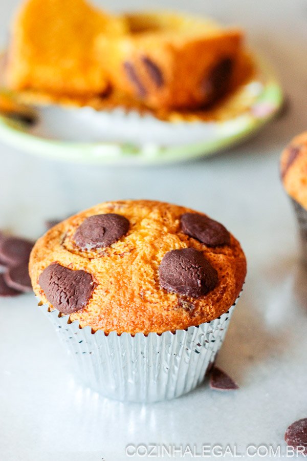 A receita de cupcake de cenoura dos seus SONHOS - fácil, saborosa, úmida e coberta com gotas de chocolate ao leite.