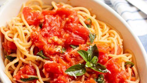 MACARRÃO COM MOLHO DE TOMATE CASEIRO E RÁPIDO