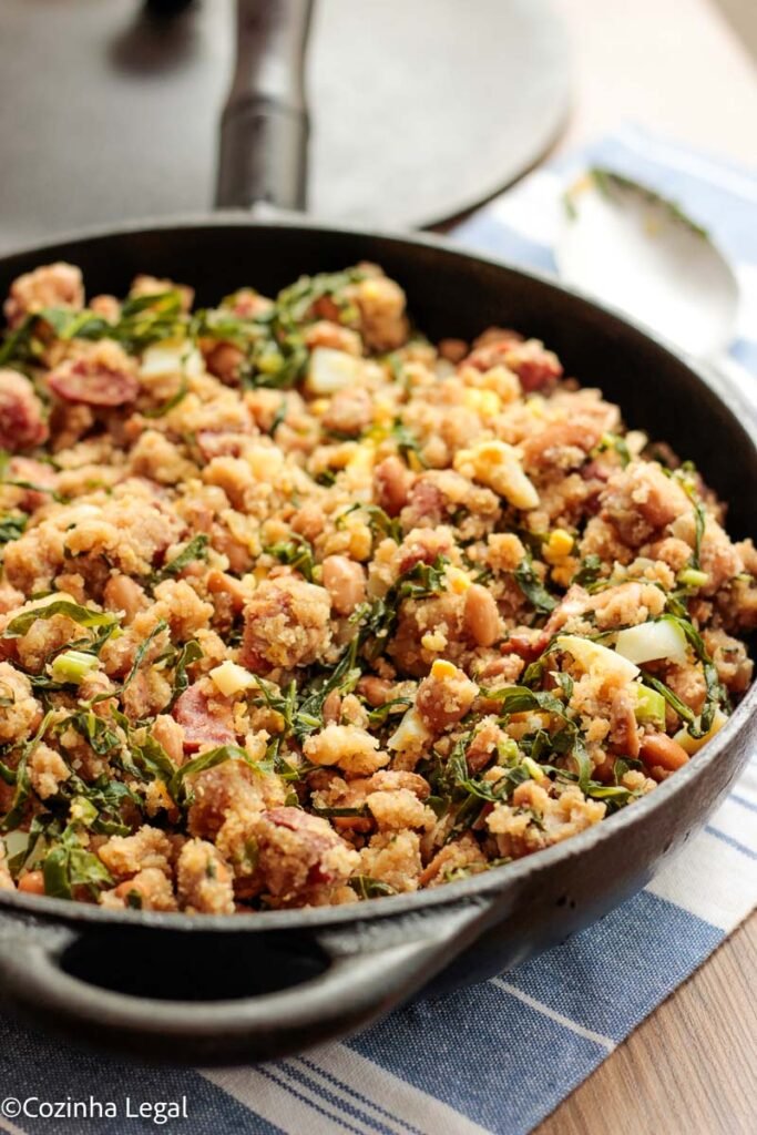 Se você gosta de comida mineira, aqui está uma de receita de feijão tropeiro que é super fácil de fazer e rende muito bem.