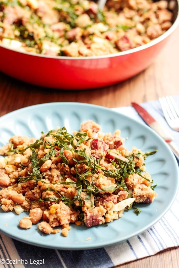 Se você gosta de comida mineira, aqui está uma de receita de feijão tropeiro que é super fácil de fazer e rende muito bem.