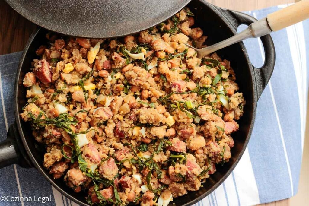Se você gosta de comida mineira, aqui está uma de receita de feijão tropeiro que é super fácil de fazer e rende muito bem.