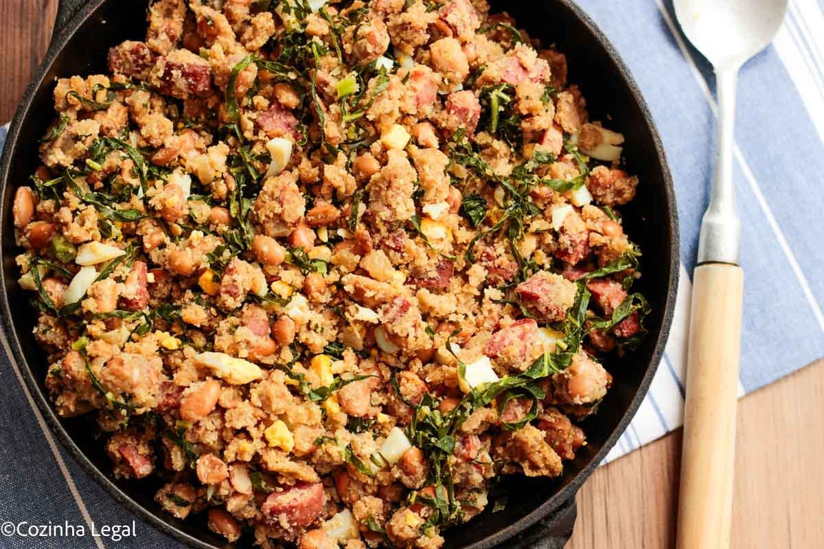 Se você gosta de comida mineira, aqui está uma de receita de feijão tropeiro que é super fácil de fazer e rende muito bem.