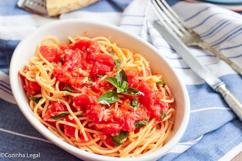Faça esse macarrão com molho de tomate em apenas 15 minutos! Receita fácil, saudável e cheia de sabor, perfeita para um jantar rápido.