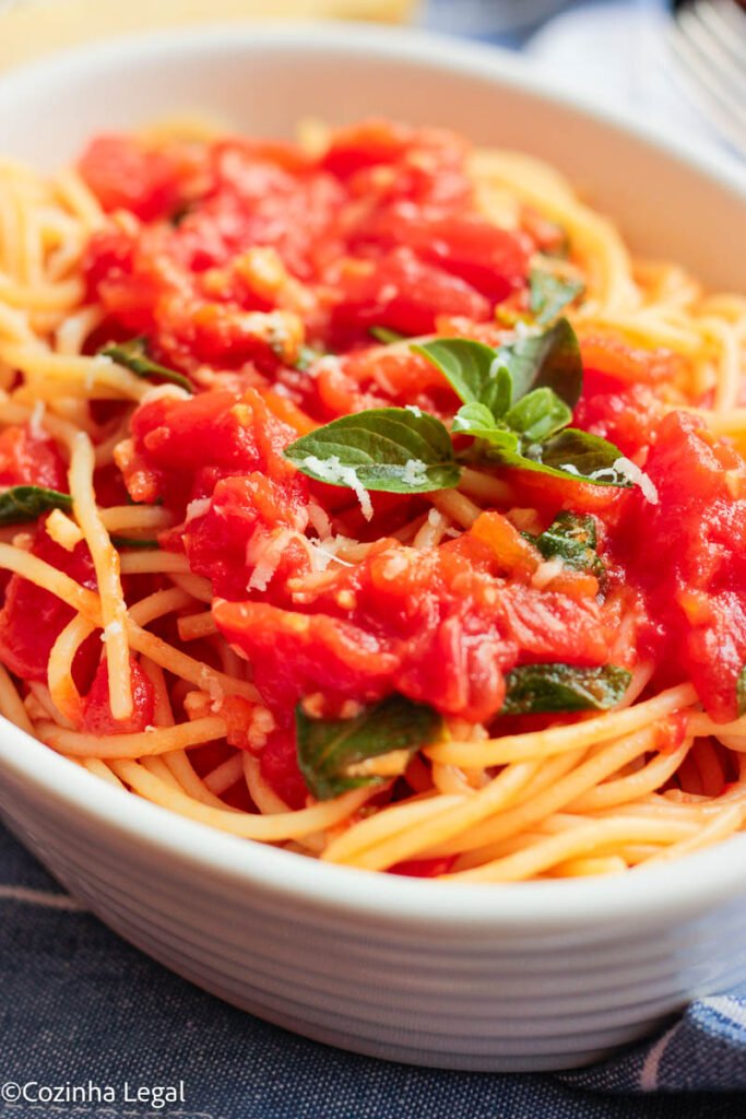 Faça esse macarrão com molho de tomate em apenas 15 minutos! Receita fácil, saudável e cheia de sabor, perfeita para um jantar rápido.