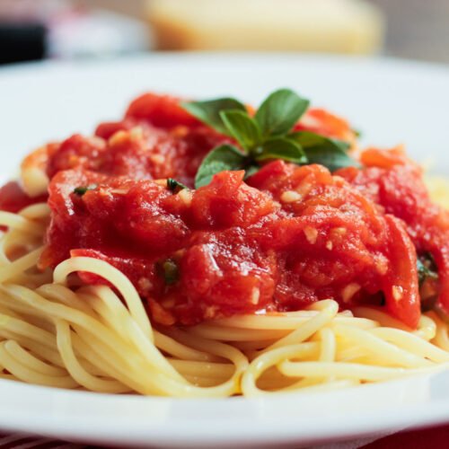 Faça esse macarrão com molho de tomate em apenas 15 minutos! Receita fácil, saudável e cheia de sabor, perfeita para um jantar rápido.
