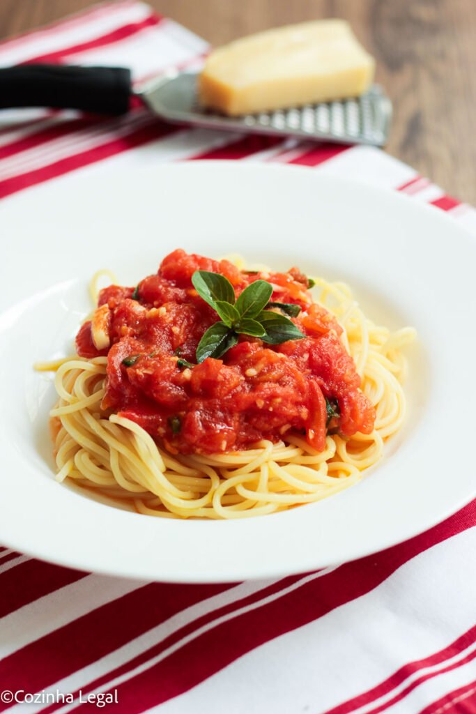 Faça esse macarrão com molho de tomate em apenas 15 minutos! Receita fácil, saudável e cheia de sabor, perfeita para um jantar rápido.