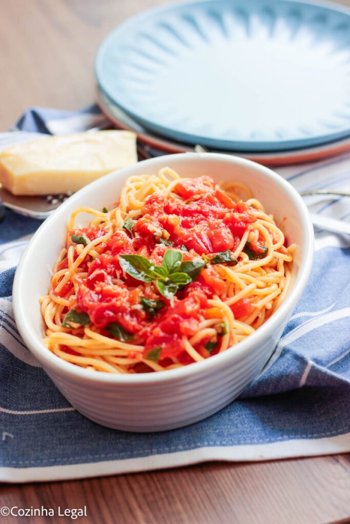 Faça esse macarrão com molho de tomate em apenas 15 minutos! Receita fácil, saudável e cheia de sabor, perfeita para um jantar rápido.