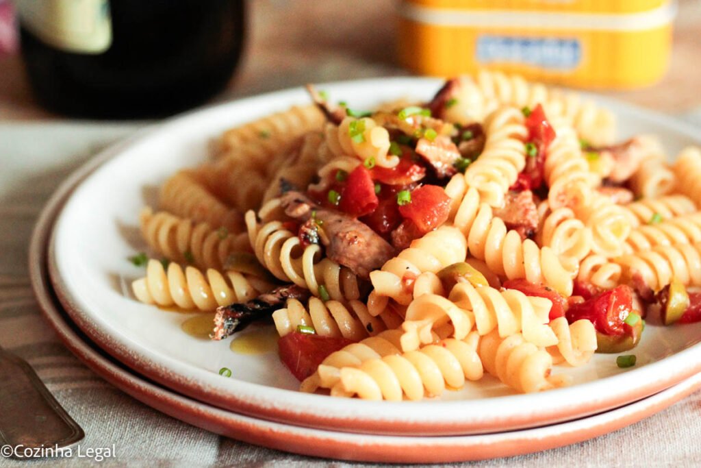 Receita clássica e fácil de macarrão com sardinha em lata que fica pronta em 20 minutos e rende duas porções generosas.