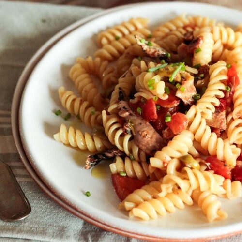 Receita clássica e fácil de macarrão com sardinha em lata que fica pronta em 20 minutos e rende duas porções generosas.