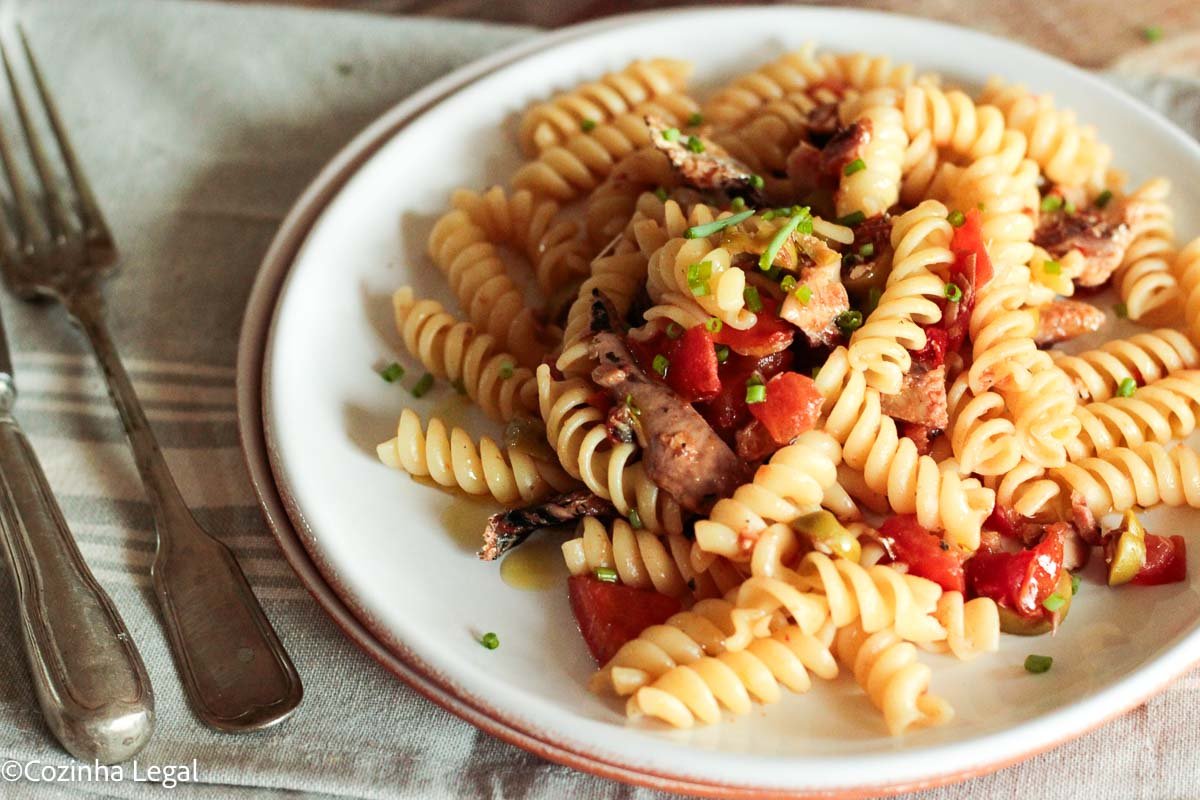 Receita clássica e fácil de macarrão com sardinha em lata que fica pronta em 20 minutos e rende duas porções generosas.