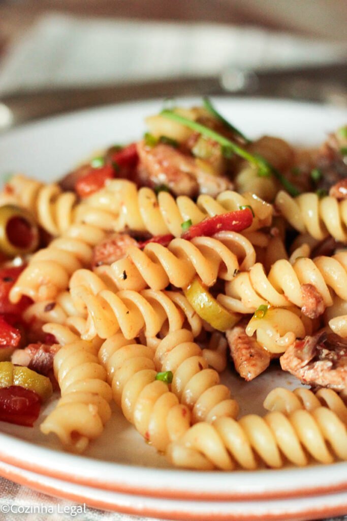 Receita clássica e fácil de macarrão com sardinha em lata que fica pronta em 20 minutos e rende duas porções generosas.