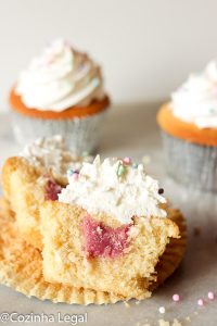 Cupcake de baunilha com recheio de morango (bicho de pé)