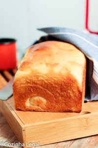 Veja como fazer um pão caseiro fofinho super fácil e que fica macio por vários dias. Vem aprender a fazer pão em casa você também.