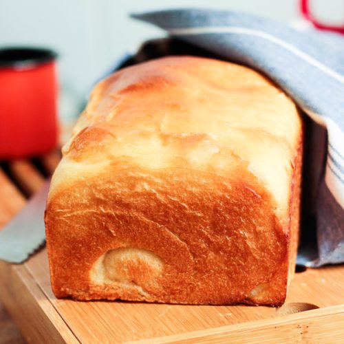 Veja como fazer um pão caseiro fofinho super fácil e que fica macio por vários dias. Vem aprender a fazer pão em casa você também.