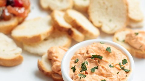 Esta é uma ótima opção de entrada ou aperitivo. Essa receita de patê de ricota com tomate seco é fácil de fazer e fica pronta 5 minutos.