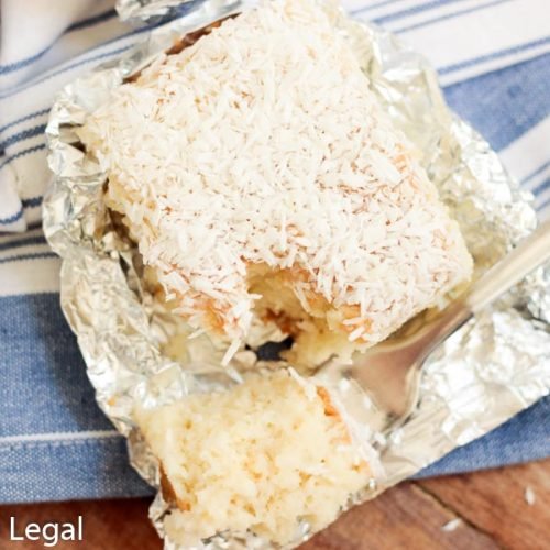 O Bolo Toalha Felpuda ou Bolo Gelado de Coco é coberto com leite de coco, leite condensado e coco ralado e fica bem molhadinho. Veja a receita: