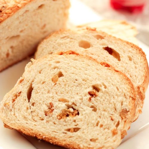 Essa receita de pão de torresmo é perfeita para aquele lanche da noite ou da tarde. Veja como fazer esse pão salgado delicioso.​