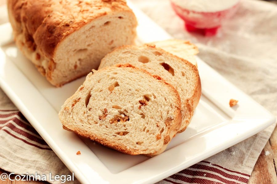 Essa receita de pão de torresmo é perfeita para aquele lanche da noite ou da tarde. Veja como fazer esse pão salgado delicioso.