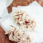 Três ingredientes e o ponto certo da calda. Essa cocada branca com coco fresco fica cremosa por dentro e firme por fora, pronta pra qualquer festa junina digna do nome.