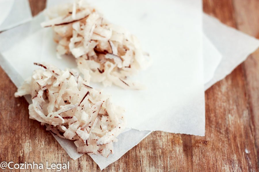 Três ingredientes e o ponto certo da calda. Essa cocada branca com coco fresco fica cremosa por dentro e firme por fora, pronta pra qualquer festa junina digna do nome.