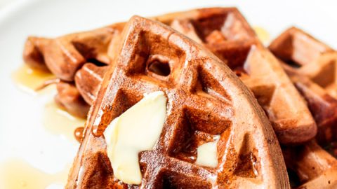 Se você gosta de waffles e chocolate, esta receita é para você. Estes waffles macios mas crocantes são ótimos para o café da manhã, brunch ou uma sobremesa após o jantar.