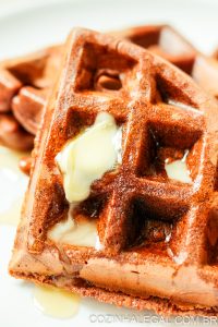 Se você gosta de waffles e chocolate, esta receita é para você. Estes waffles macios mas crocantes são ótimos para o café da manhã, brunch ou uma sobremesa após o jantar.