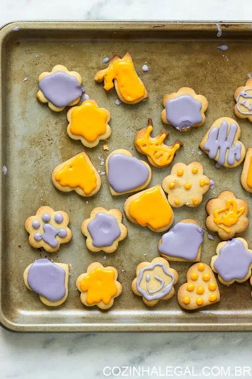 Aqui estão 20 receitas de biscoitos caseiros simples de fazer. Tem biscoito de polvilho, amanteigado, sequilho e cookies para você fazer hoje mesmo. 