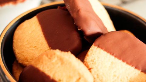 Aqui está uma receita de biscoito amanteigado caseiro com chocolate que fica uma delícia. Veja como fazer este clássico da confeitaria.