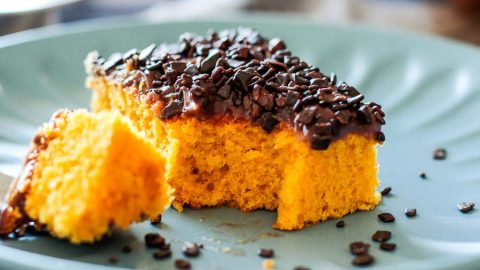 Bateu aquela vontade de saborear um bolo quentinho, fofinho e delicioso no café da manhã ou lanche? Então confira 15 super receitas de bolo de cenoura.