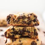Cookies americanos com gotas de chocolate