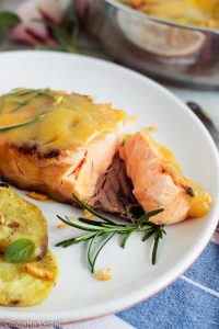 Uma receita fácil de salmão com molho de mostarda e mel fica pronto em 20 minutos. Você vai fazer isso todas as semanas!