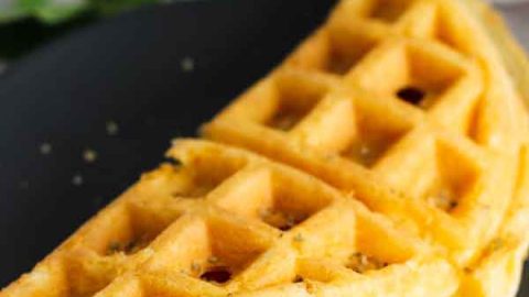 Esse waffle de pão de queijo fit está cheio de proteínas e ainda é uma ótima opção para o café da manhã. Receita prática e rápida!