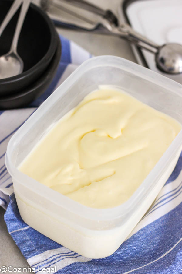 Aprenda a fazer seu próprio sorvete de creme com baixo teor de açúcar a partir do zero e com poucos ingredientes.