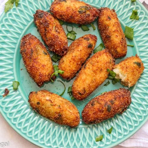 O bolinho de bacalhau é delicioso e fácil de fazer. Veja aqui como fazer com poucos ingredientes e passo a passo com vídeo.