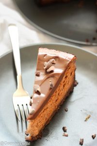Este Cheesecake de Chocolate é feito com biscoito de chocolate, um recheio cremoso e cobertura de ganache! Esta é a melhor receita de cheesecake que existe.
