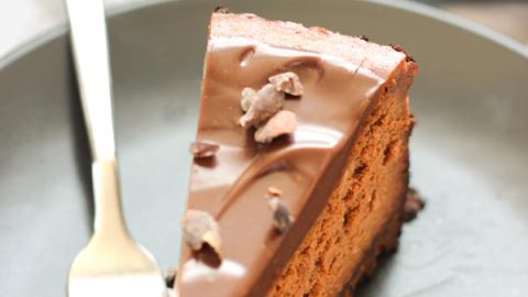 Este Cheesecake de Chocolate é feito com biscoito de chocolate, um recheio cremoso e cobertura de ganache! Esta é a melhor receita de cheesecake que existe.