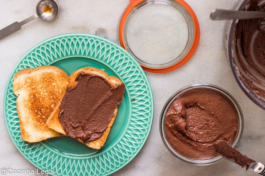 Você não vai acreditar como fazer Nutella é fácil. Tudo que você precisa é de alguns ingredientes e de um processador de alimentos.