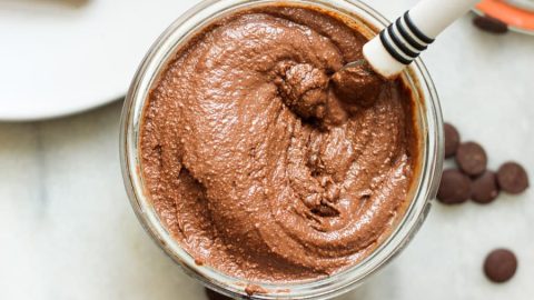 Você não vai acreditar como fazer Nutella é fácil. Tudo que você precisa é de alguns ingredientes e de um processador de alimentos.