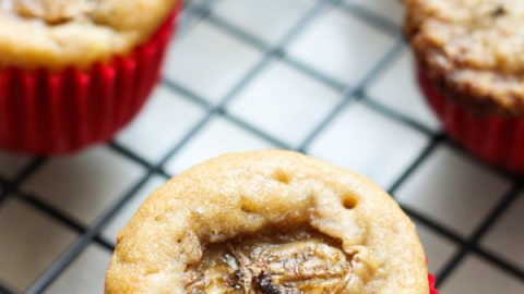 A maioria das receitas de cupcake de banana são cheias de açúcar e/ou gordura. Veja como assar cupcakes mais saudáveis, sem sacrificar o sabor.