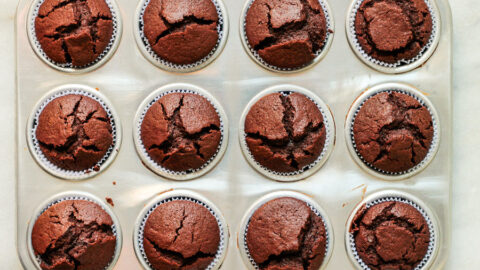 A receita mais surpreendente do cupcake de chocolate chegou! Perfeição úmida de chocolate. Fácil, rápida e não precisa de batedeira.