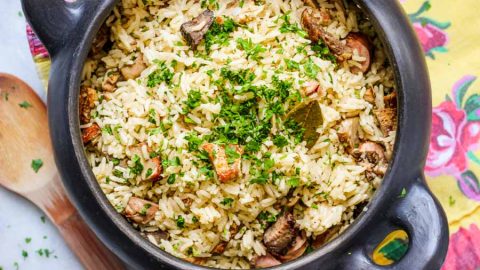 Arroz carreteiro em 30 minutos e 5 passos. Almoço de domingo, jantar rápido? Essa é a comida mais fácil de fazer que existe.