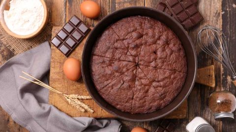 Bolo de chocolate vegano de 1 tigela feito em menos de 1 hora com ingredientes simples. Fofo, macio e com muito chocolate.