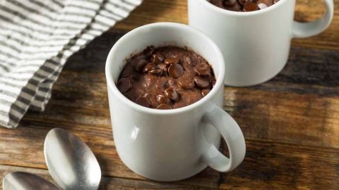 Faça um bolo de caneca vegano que em 1 minuto esta pronto. Para um dia corrido, esta receita de minuto é perfeita.